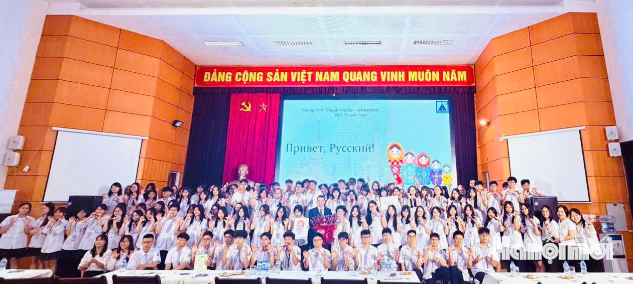 Học sinh chuyên Nga mở màn ấn tượng giờ học đầu tiên với chương trình giao lưu văn hóa Nga – Việt