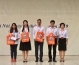 Presenting the organizers of the 2019 Ngay Hoi Anh Tai with rewards